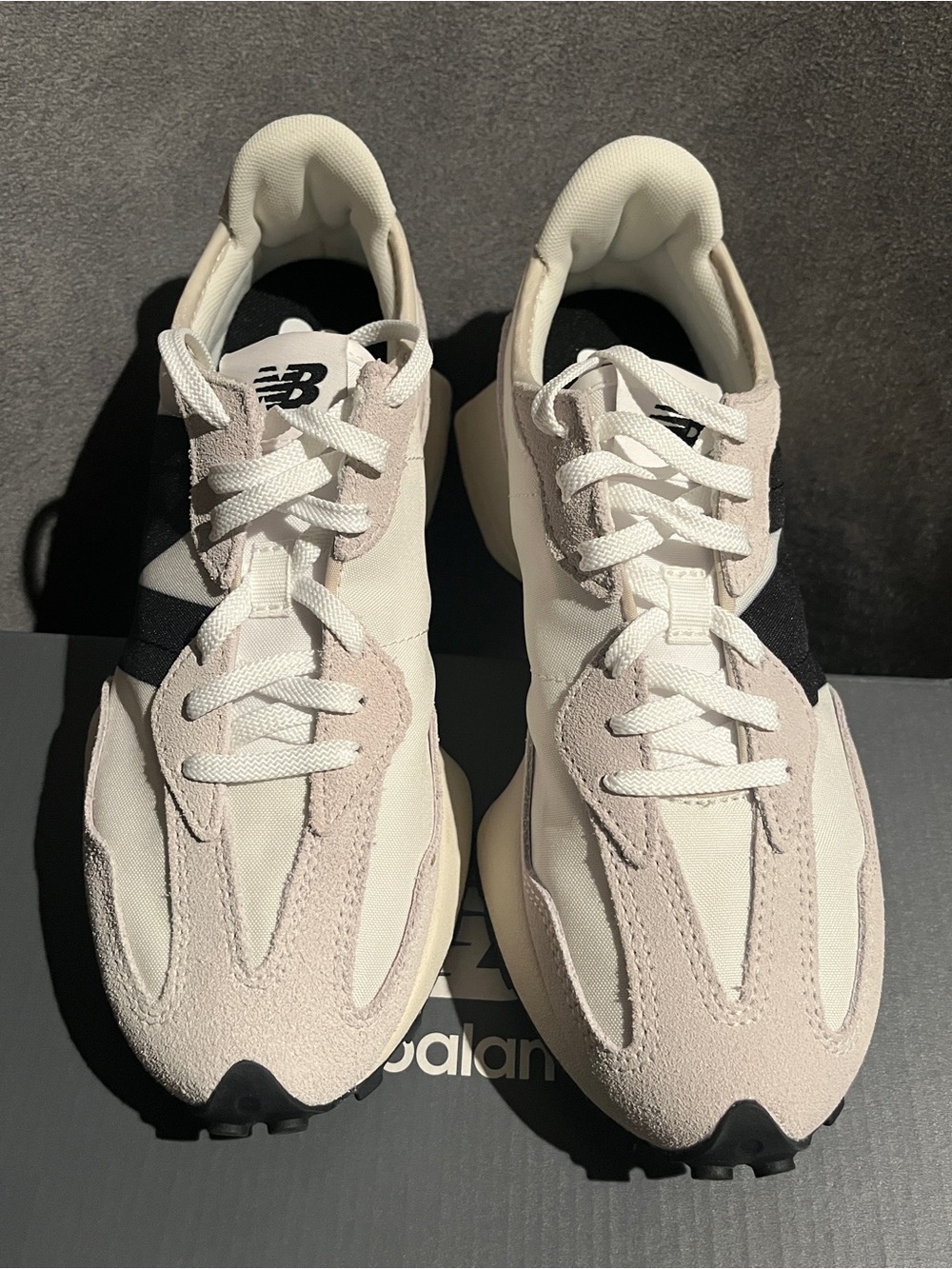 New Balance Women’s Sneakers 327 White Black Logo Size 8 US - Picture 3 of 11